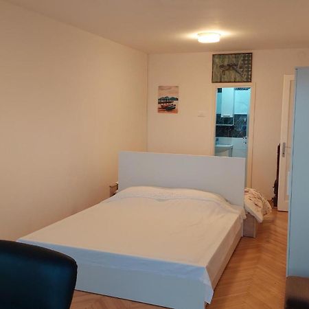 Room With Private Toilet And Balcony In City Center In Shared Apartment Split Exterior photo