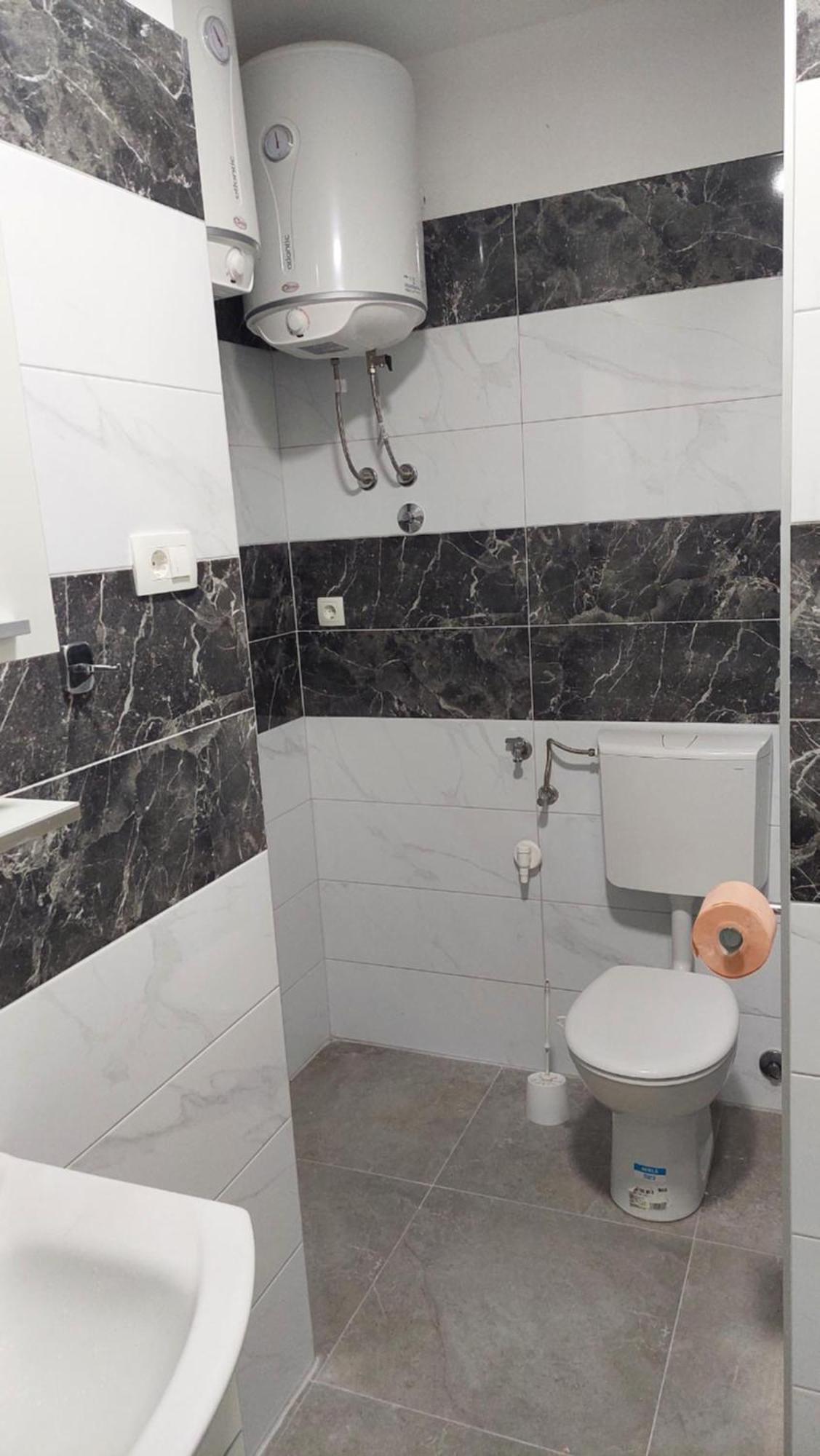 Room With Private Toilet And Balcony In City Center In Shared Apartment Split Exterior photo